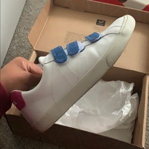 Nearly dead stock Veja Velcro leather